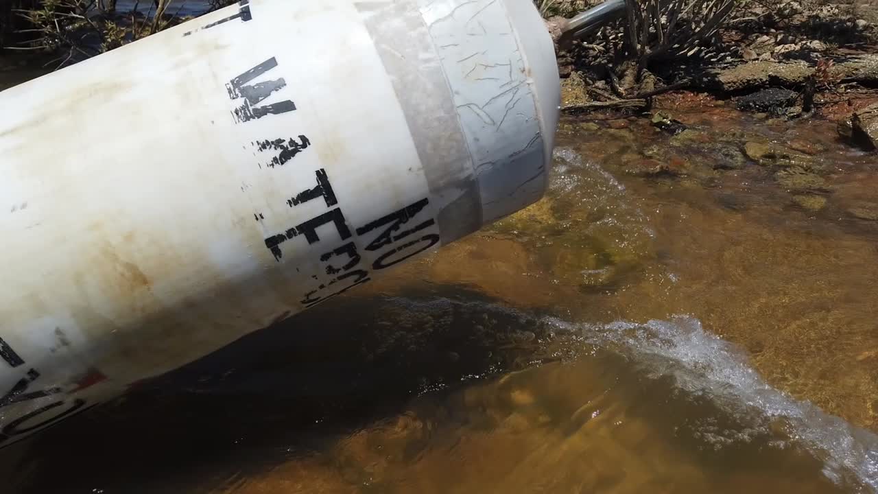 웨이크 존 금지 구역 텍사스의 호수 해변으로 밀려온 부이