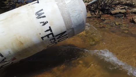 no hay zona de estela boya arrastrada a la orilla de un lago en texas