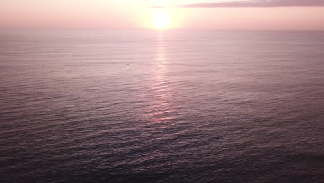 Malerische-Landschaft-Des-Sonnenuntergangs-über-Dem-Ruhigen-Meer-In-Der-Nähe-Des-Strandes-Von-Olon-In-Ecuador