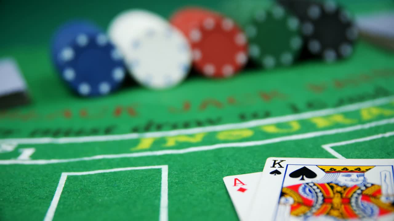 cartas, dados y fichas de casino jugando en la mesa de póquer 4k