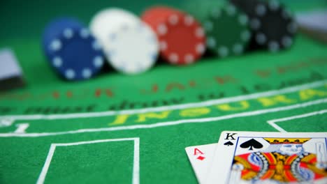 Spielkarten,-Würfel-Und-Casino-Chips-Am-Pokertisch-4k