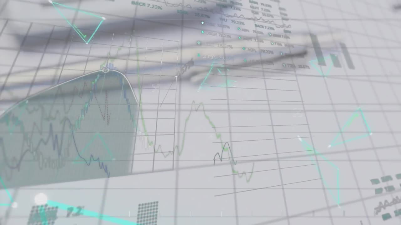 animación de gráficos y números cambiantes con tablas de negociación, calculadora, bolígrafo en el bloc de notas