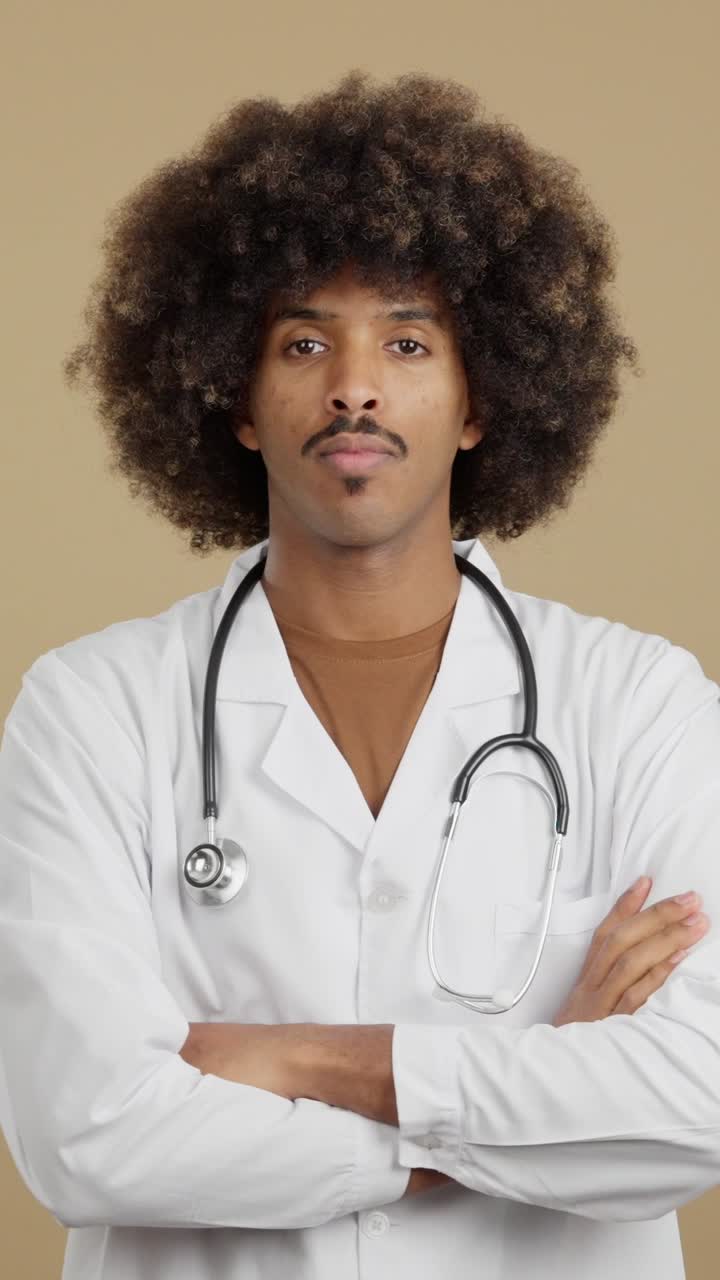 Ritratto di un Medico Uomo con Acconciatura Afro e Stetoscopio