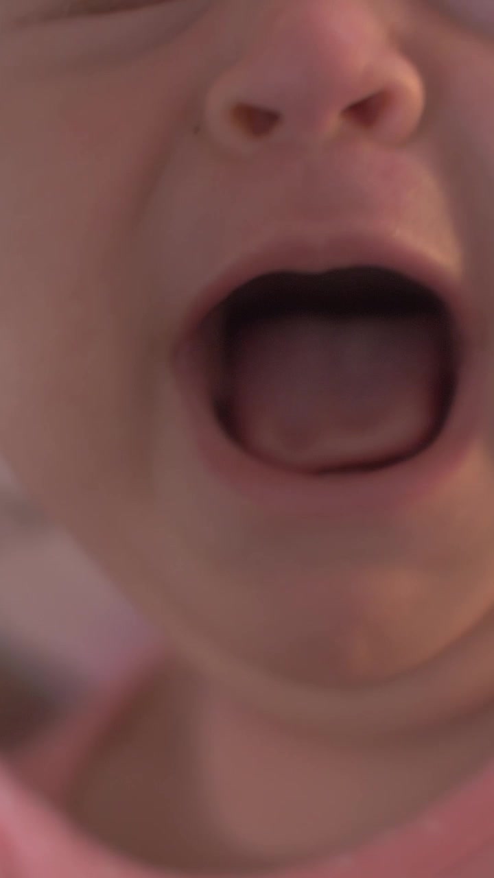 Bambina affamata che piange