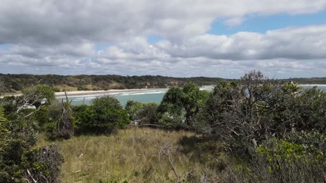 Aufschlussreicher-Filmischer-Blick-Auf-Einen-Wanderweg-An-Der-Australischen-Landzunge,-Der-Zu-Einer-Versteckten-Meeresbucht-Führt