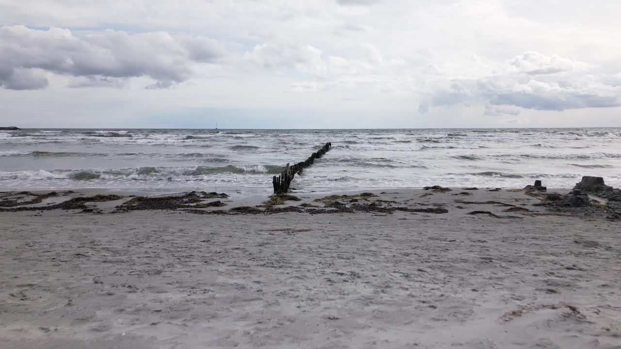 덴마크의 바다에 있는 아름다운 큰 해변