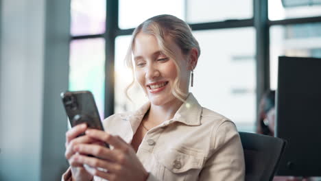 mujer usando teléfono inteligente en la oficina