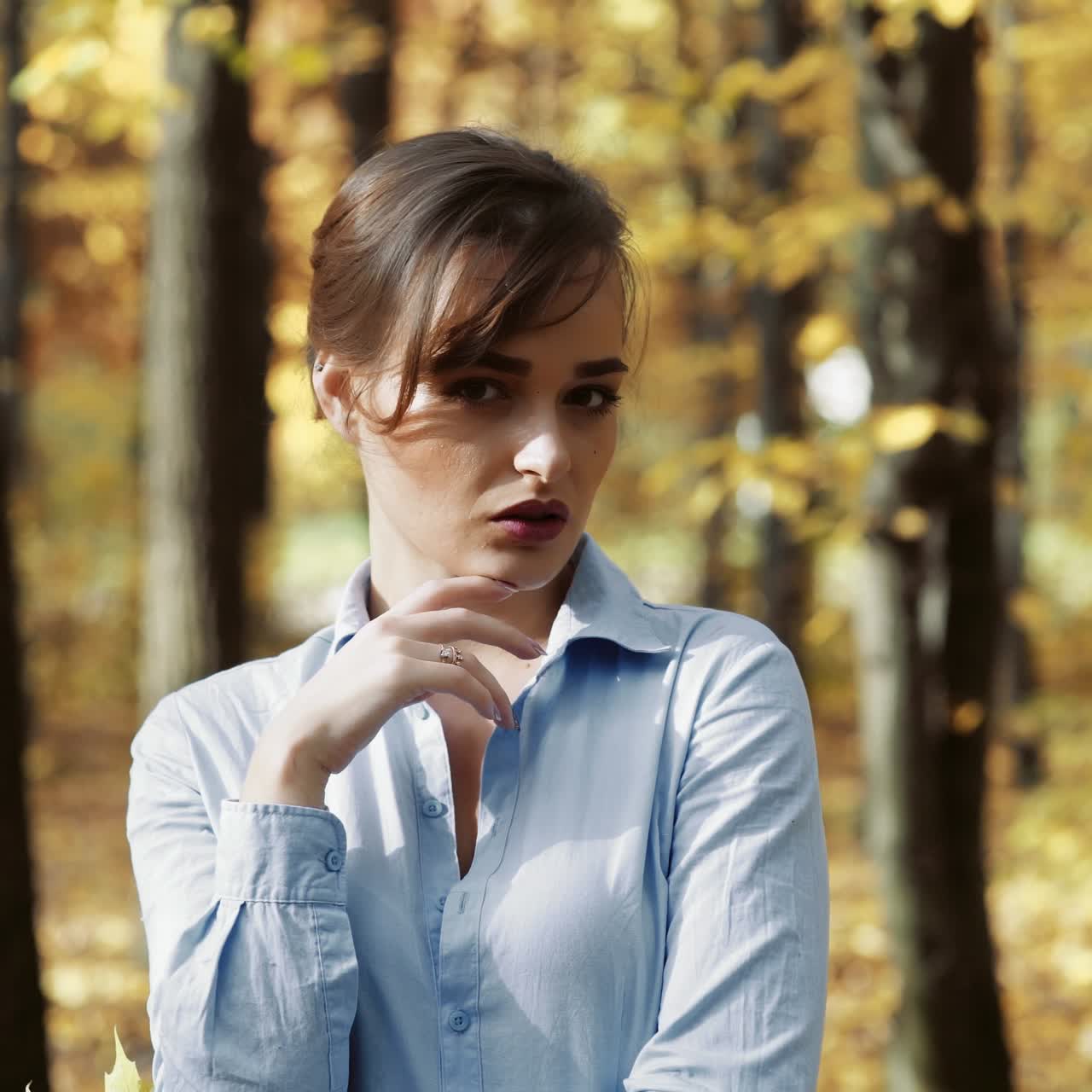 Donna in autunno parco