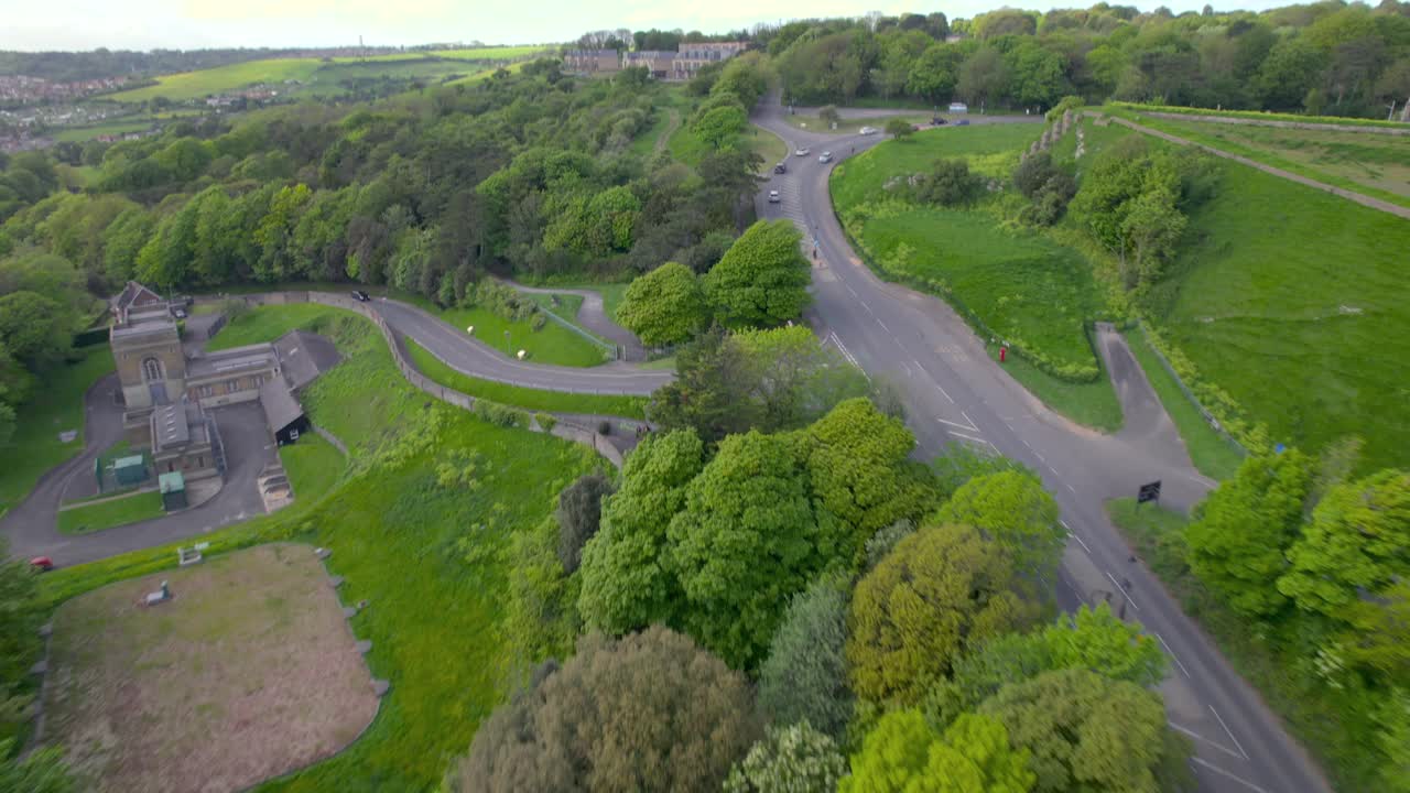 воздушные кадры дорог, извилистых через зеленые холмы возле доверского замка, с деревьями и сельской местностью на заднем плане
