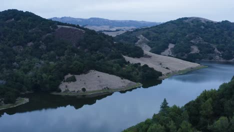 agua de río cristalina y montañas impresionantes