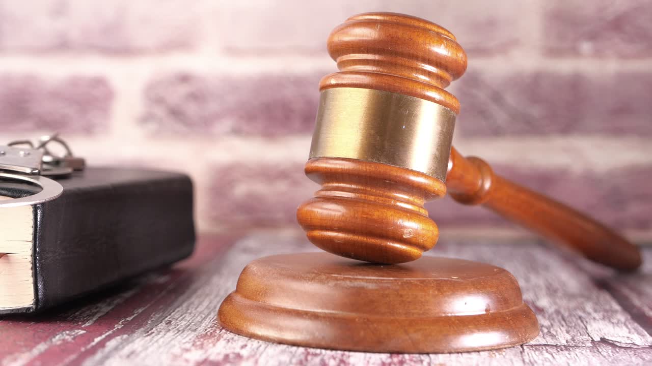 martillo de la corte y esposas