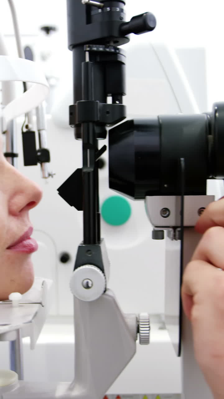 optometrista examinando a una paciente en una lámpara de hendidura