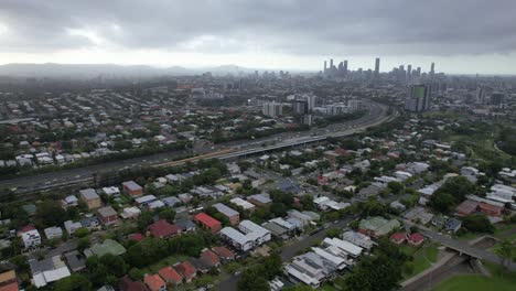 Vista-Aérea-De-La-Autopista-Del-Pacífico-Y-Del-Paisaje-Urbano-De-Brisbane-Con-Un-Cielo-Espectacular-En-Queensland,-Australia