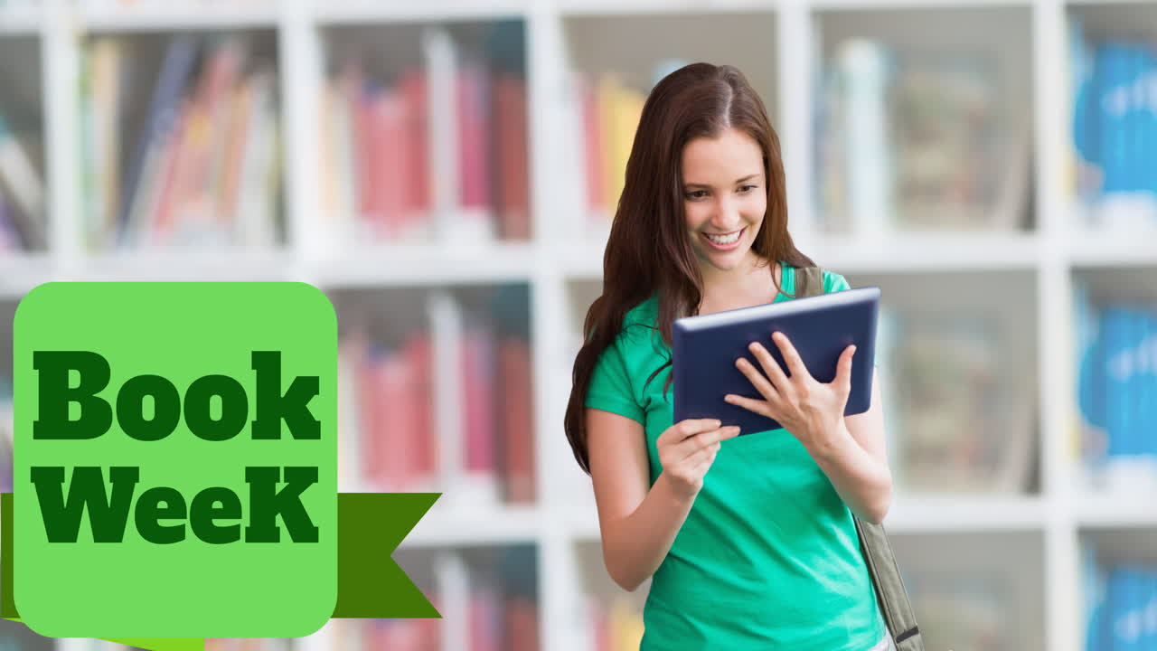 animación del texto de la semana del libro sobre una colegiala caucásica con una tableta en la biblioteca