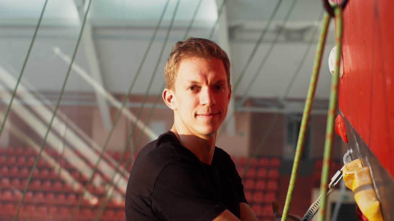 hombre escalando una pared de roca interior