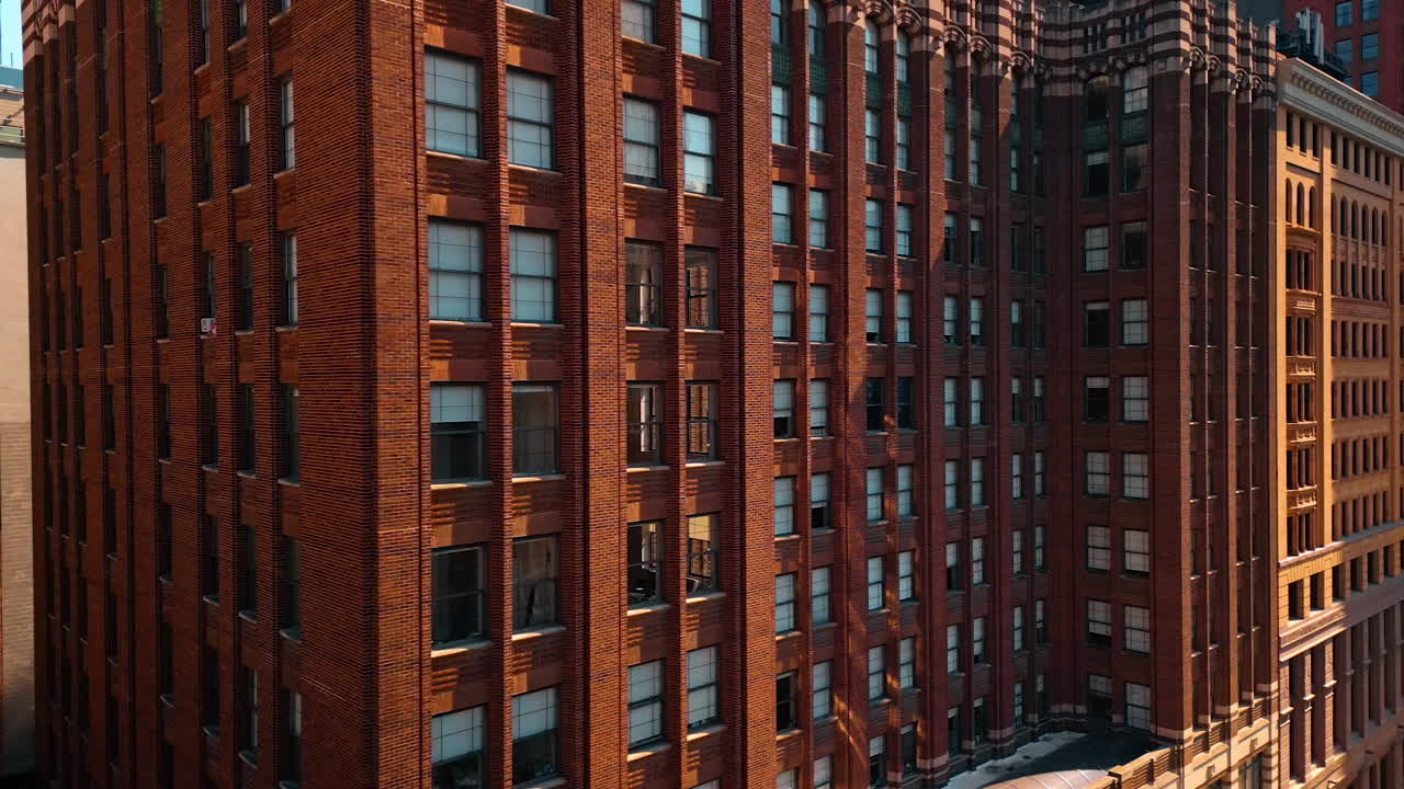 Enorme edificio de ladrillo rojo sin balcones. Shinola Headquarters. Arquitectura del Detroit moderno, Míchigan, EE. UU. Vídeo.