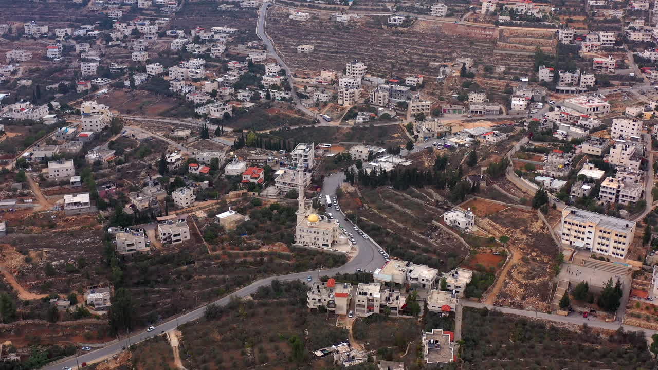 imágenes aéreas sobre una aldea musulmana palestina con mezquita