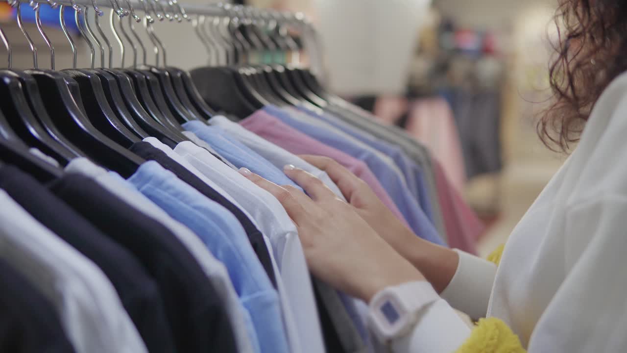 옷을 쇼핑하는 여자