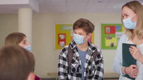 video del maestro y los niños con máscaras protectoras