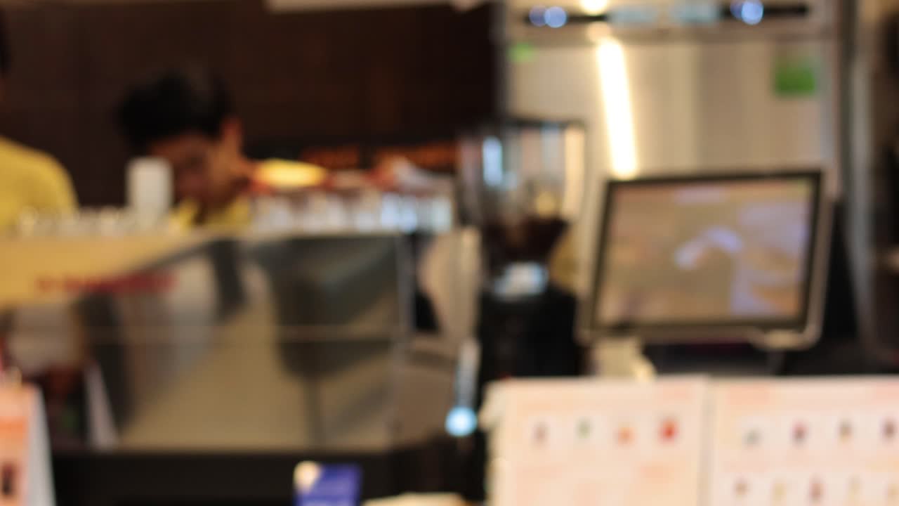 바리스타가 비는 카페에서 음료를 준비하고 있다