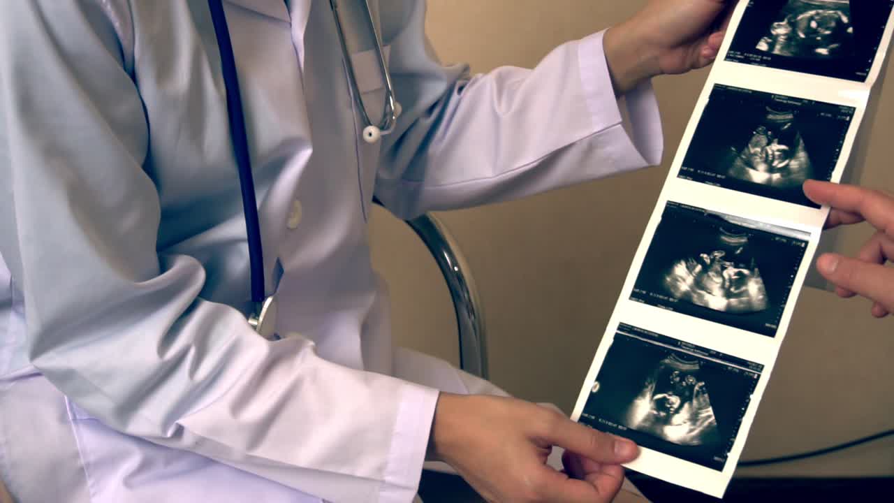 Donna incinta e medico ginecologo in ospedale
