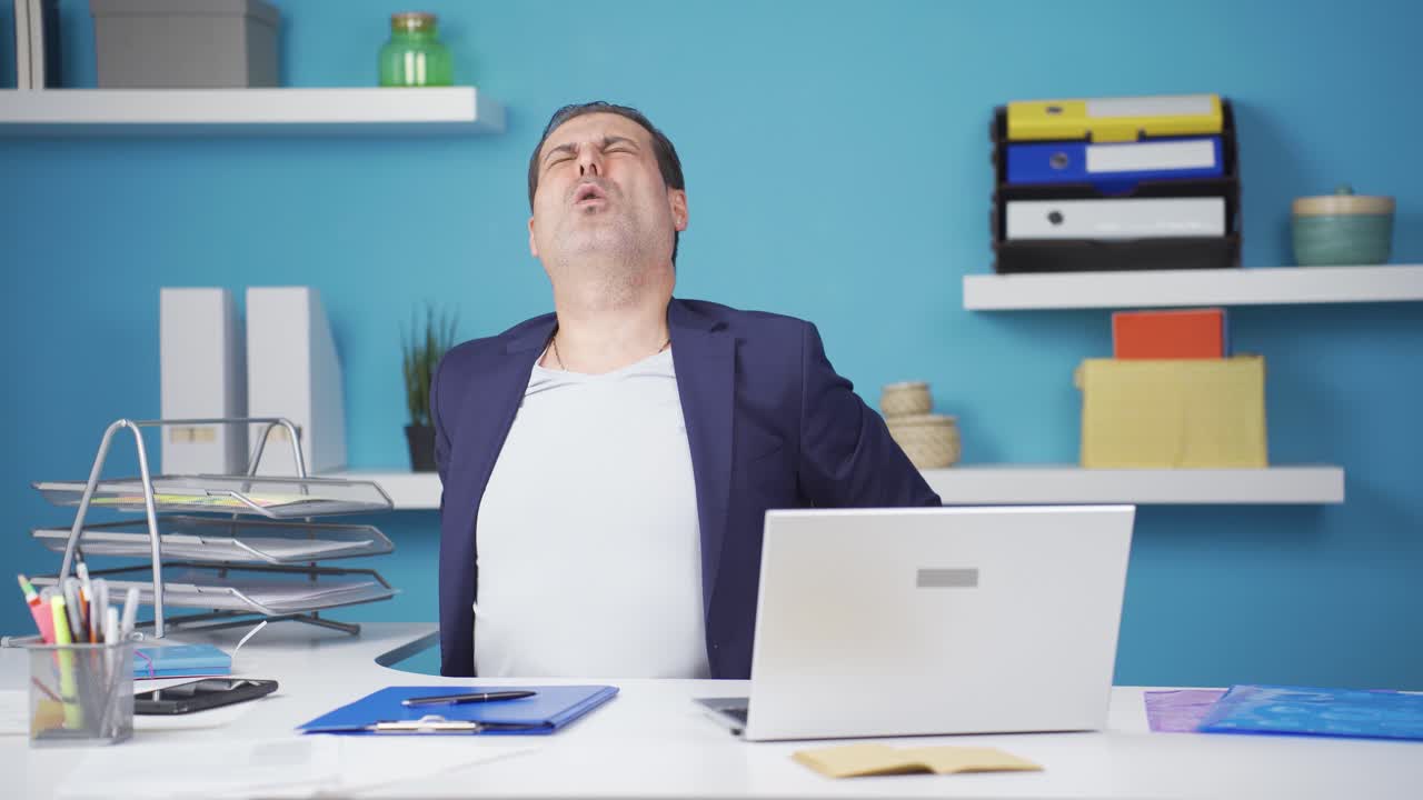 허리 통증과 헤르니아를 가진 사업가