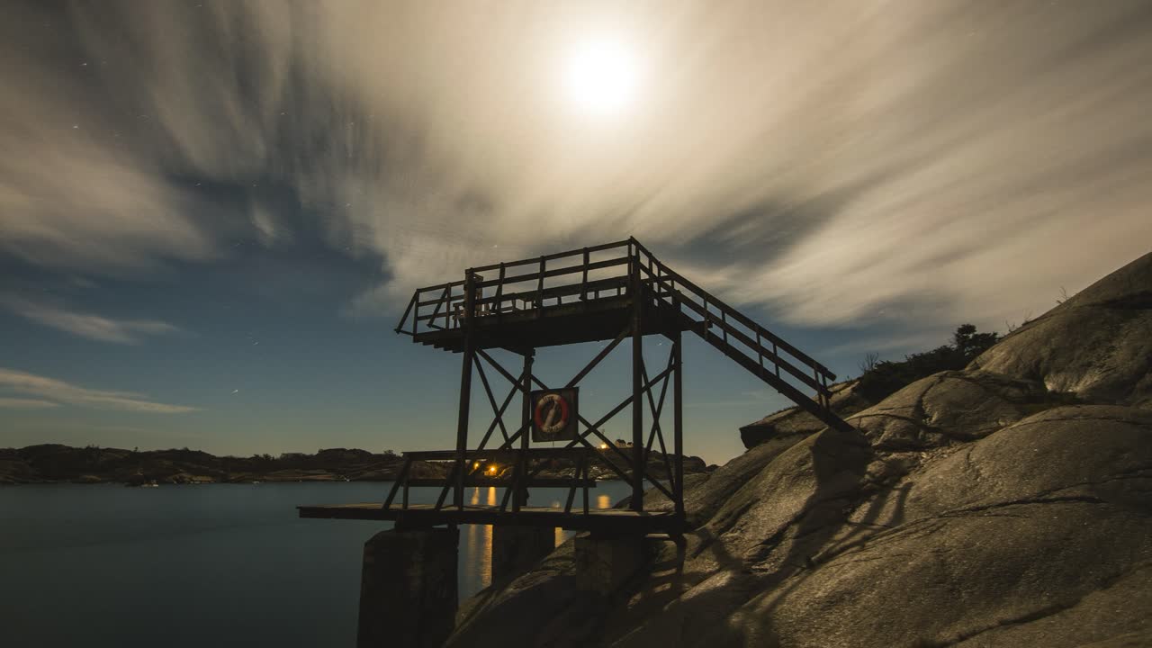 timelapse de la torre de buceo en un día soleado en stavern, vestfold, noruega