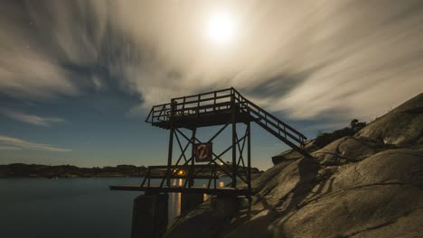 timelapse de la torre de buceo en un día soleado en stavern, vestfold, noruega