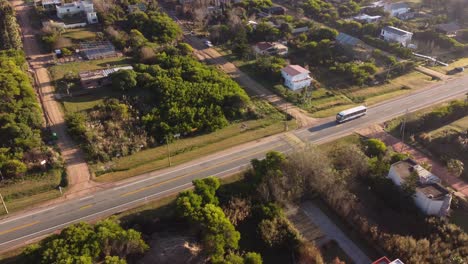 Weißer-Bus,-Der-Auf-Der-Hauptstraße-Von-Punta-Del-Este-In-Uruguay-Fährt