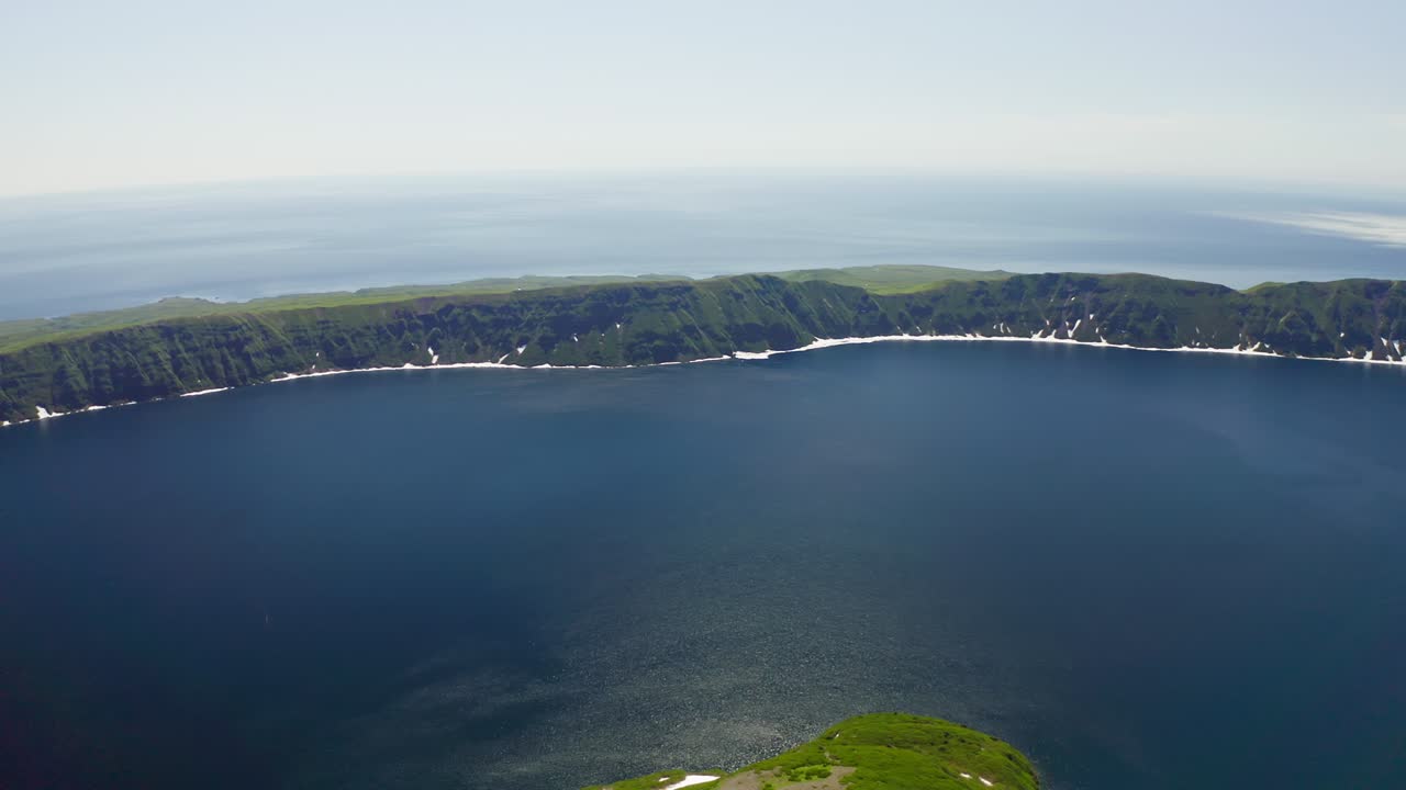 조류의 눈 패노라마: 드론이 파란 물 호수 위를 돌아다니며, 무한한 지평선에 안개가