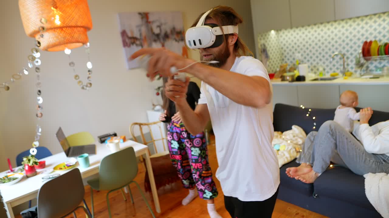 familia divirtiéndose con auriculares de realidad virtual en casa