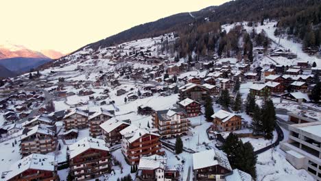 Multi-story-houses-and-vacation-homes-in-scenic-town-of-Grächen,-Switzerland