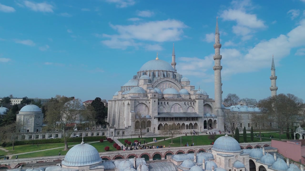 Vista aerea ascendente con drone della Moschea di Solimano a Istanbul, Turchia.