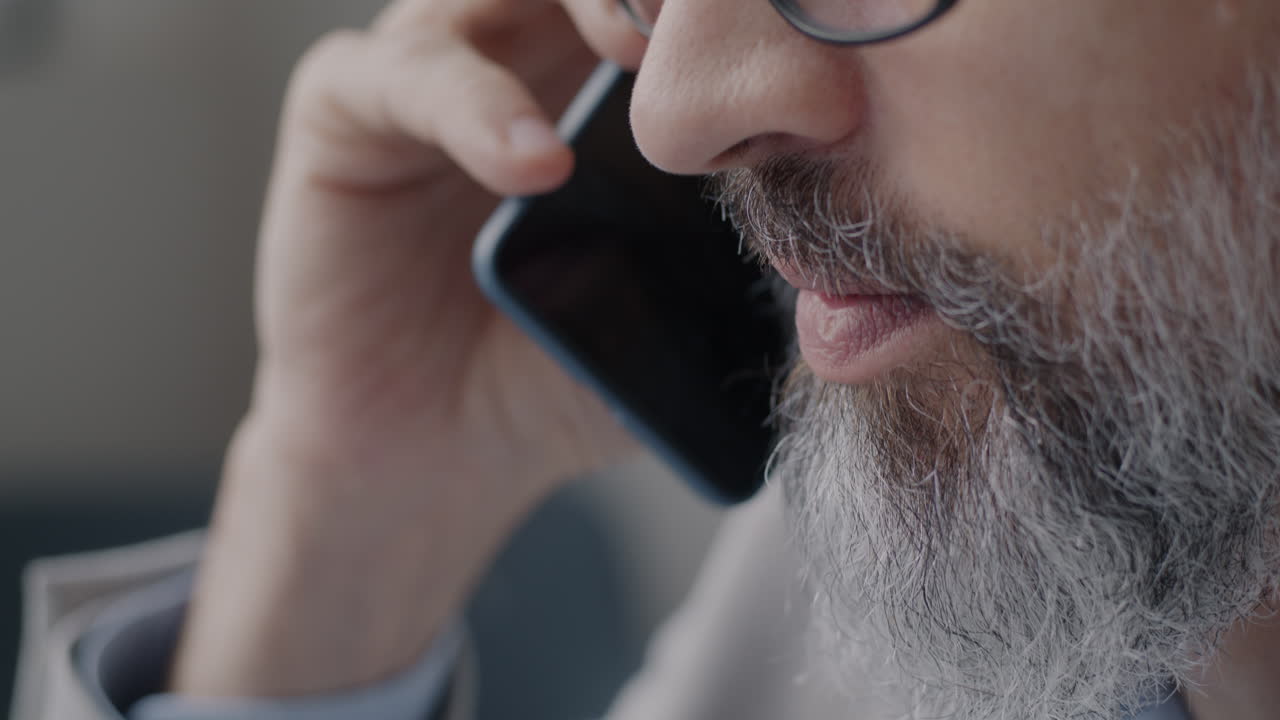 primer plano de un hombre hablando en un teléfono móvil