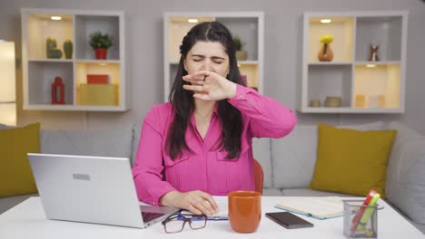 Home-office-worker-woman-yawns-and-relaxes-at-the-camera.