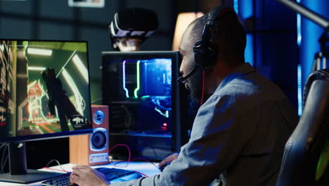 un jugador sonriente con auriculares relajándose en la sala de juegos, charlando