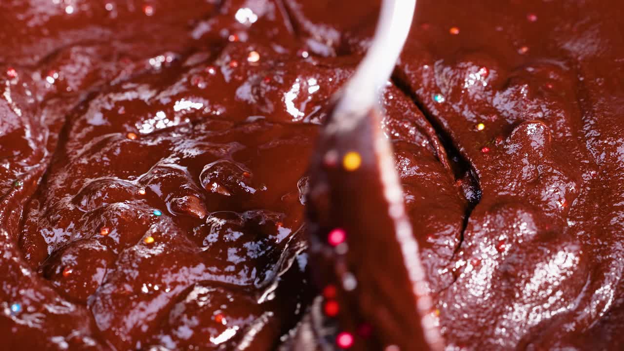 초콜릿 반죽과 활기찬 사탕 조각을 는 것