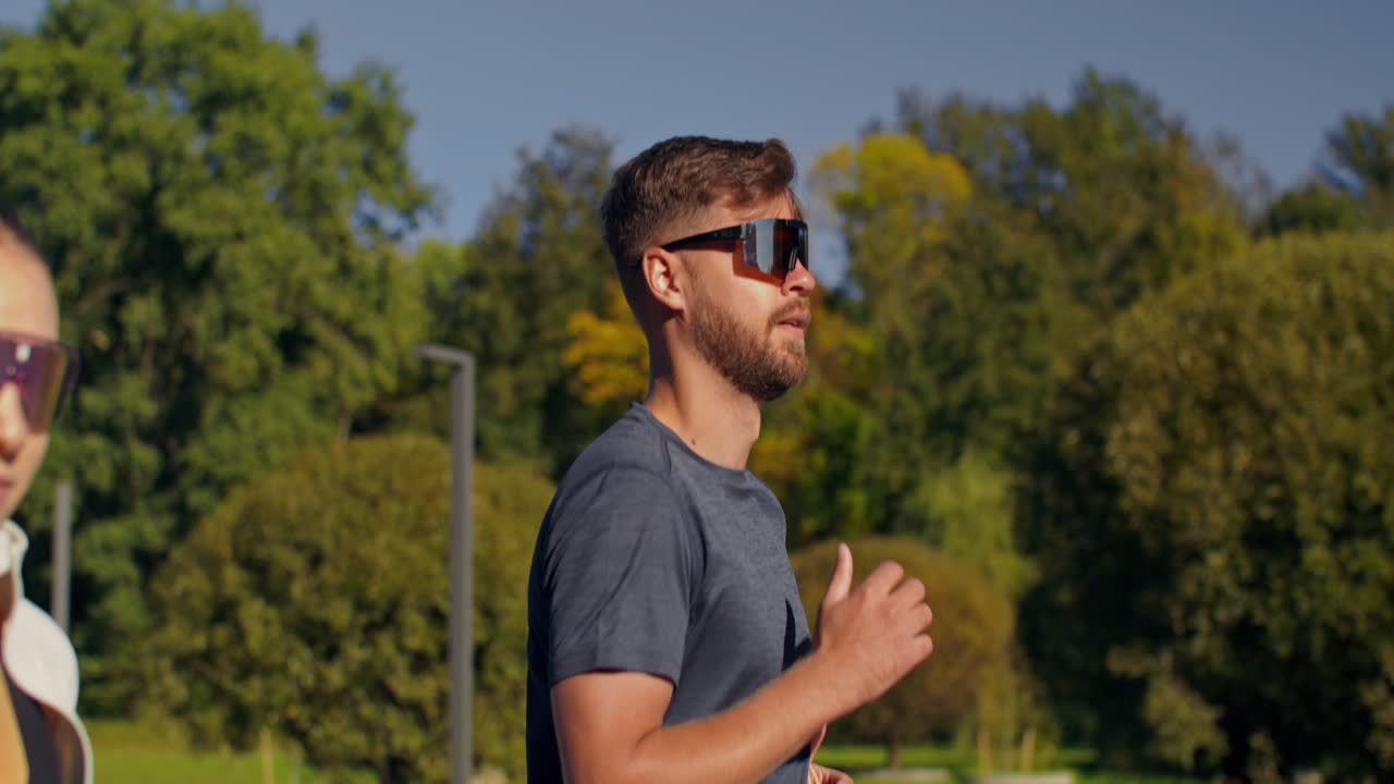 personas corriendo en un parque