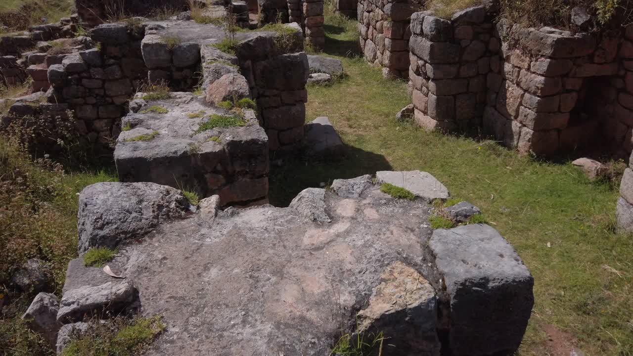 templo de los monos o kusilluchayoc cerca de cusco, perú - inclinado hacia arriba