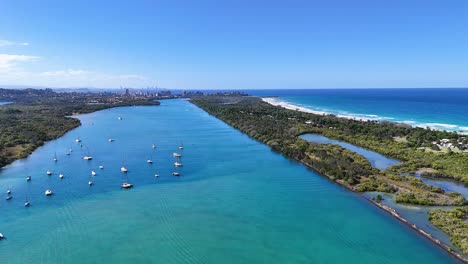 río pintoresco con barcos y costa