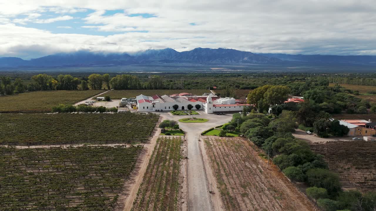 La vista aerea rivela la bellezza di una rinomata bodega annidata nella Valle di Cafayate, Salta, Argentina, nota per la produzione di squisiti vini d'alta quota.