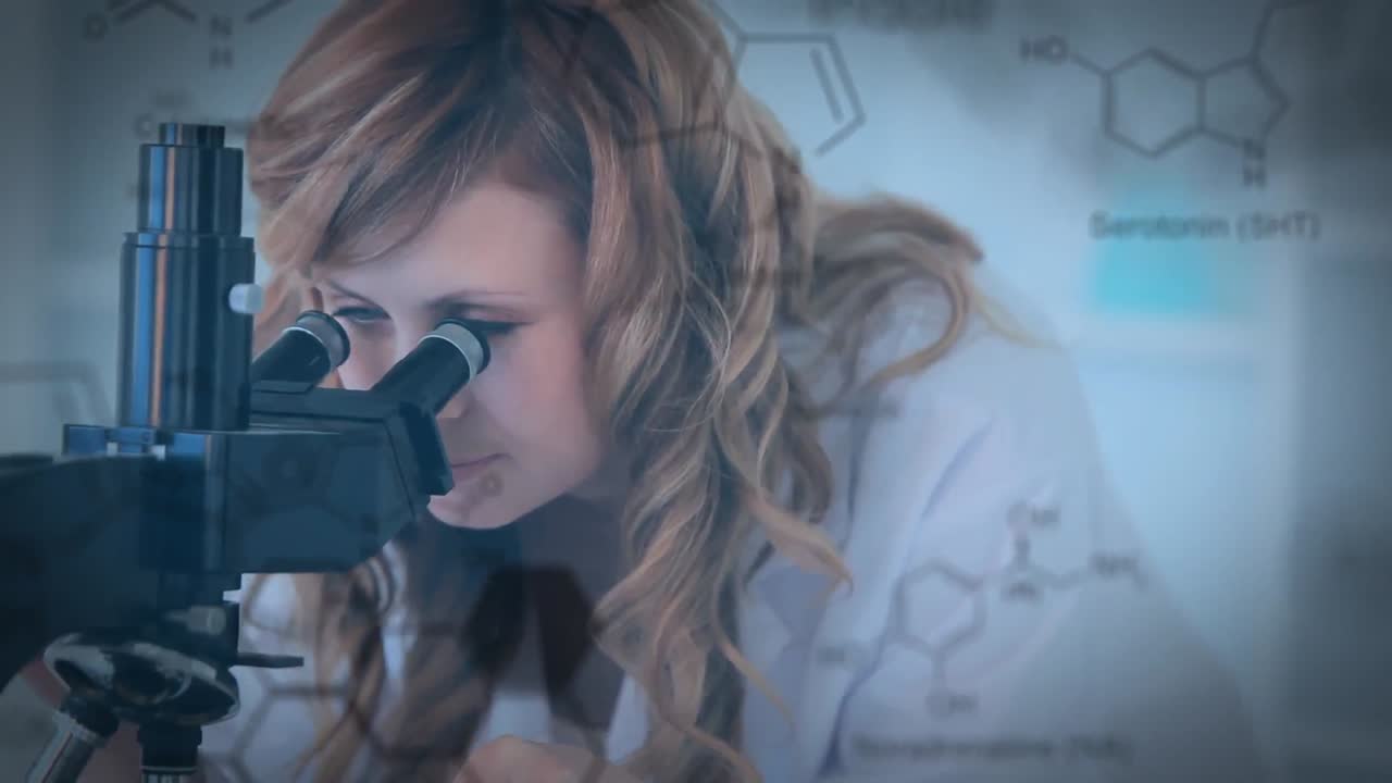 현미경 을 보는 과학자