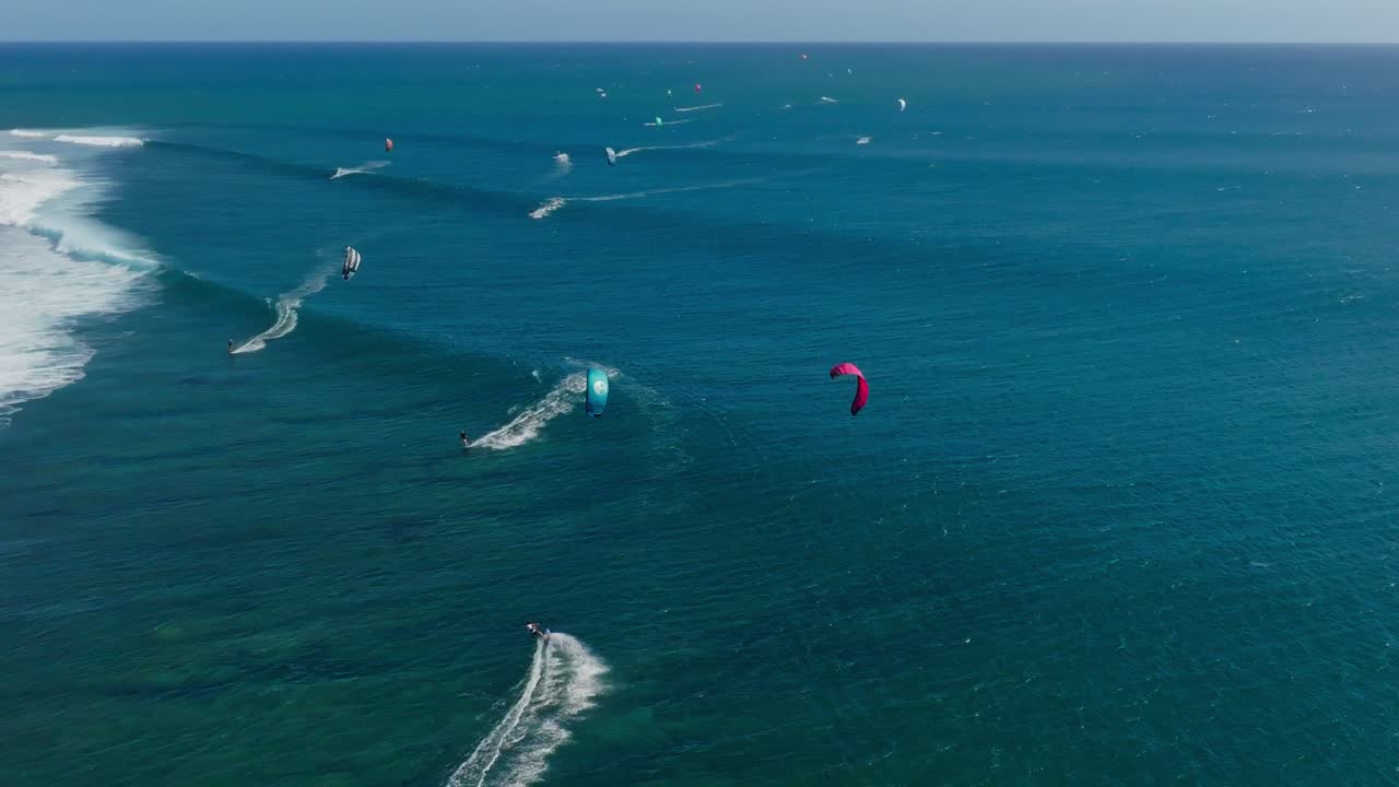 lugar de surf ocupado con kitesurfistas montando las olas en mauricio