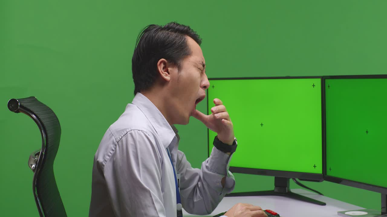 사무실 환경에서 컴퓨터에서 일하는 사람