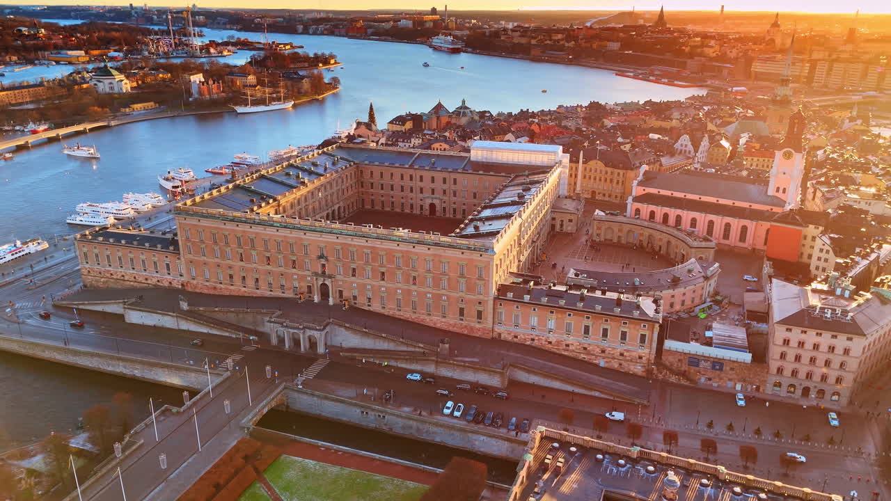 La luce dorata del sole al tramonto illumina lo splendido Palazzo Reale a Stoccolma, Svezia. Residenza ufficiale e principale palazzo reale del monarca svedese. Prospettiva aerea.