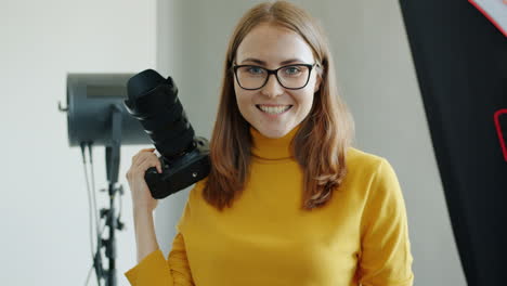 mujer fotógrafa en el estudio