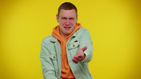 un joven llorando con la mano cubriendo su cara