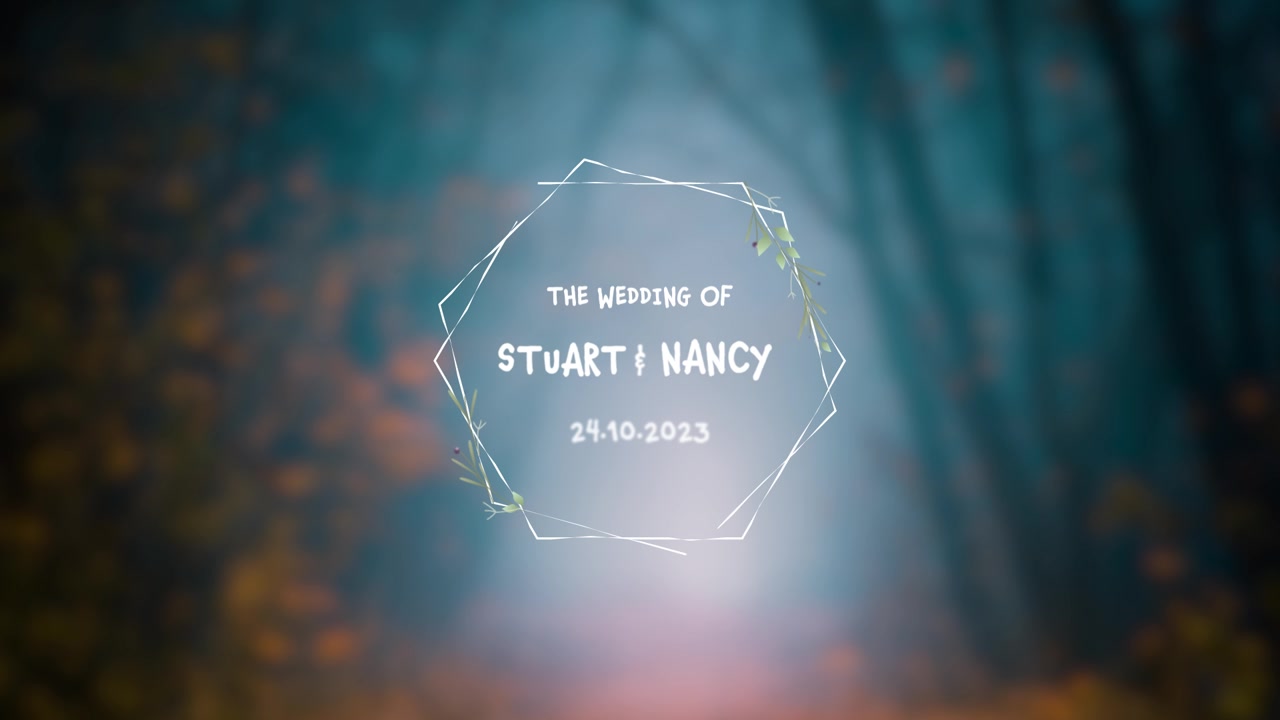 Plantilla de invitación de boda animada con marcos florales y fondo de bosque neblinoso