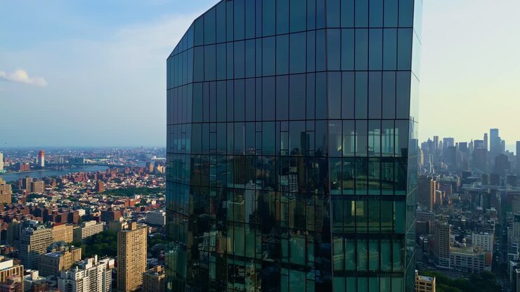 Painéis de vidro ao redor de edifício moderno, Madison Square Park, Nova York