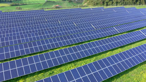 Drohnenaufnahme-Einer-Solarpanelfarm-Für-Die-Produktion-Grüner-Erneuerbarer-Energien